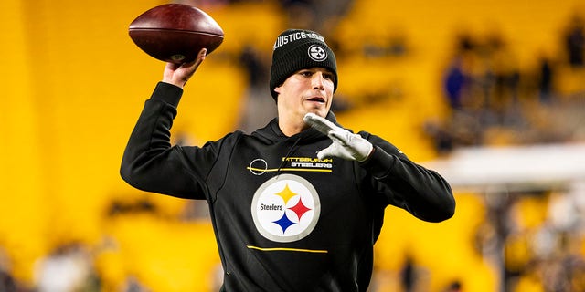 Pittsburgh Steelers quarterback Mason Rudolph (2) warms up during the game against the Cleveland Browns and the Pittsburgh Steelers on January 03, 2022 at Heinz Field in Pittsburgh, PA. 