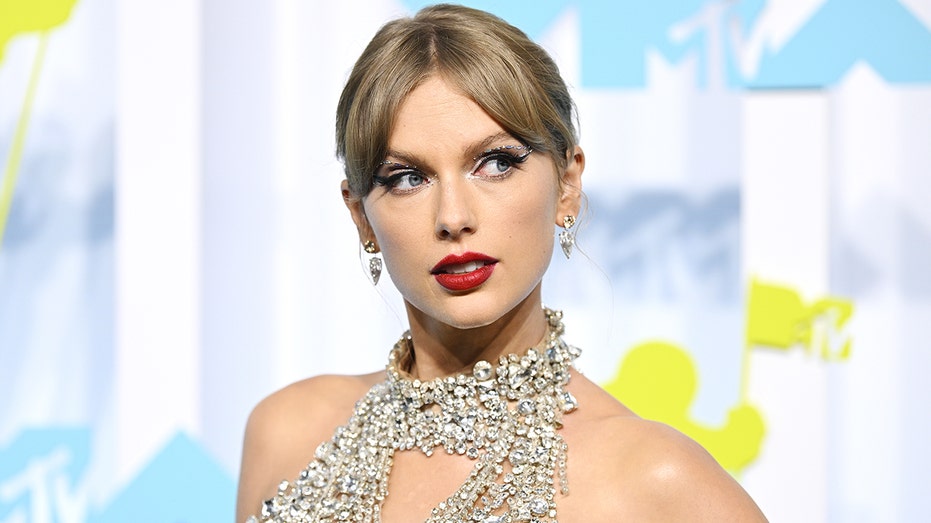 Taylor Swift poses at MTV VMAs